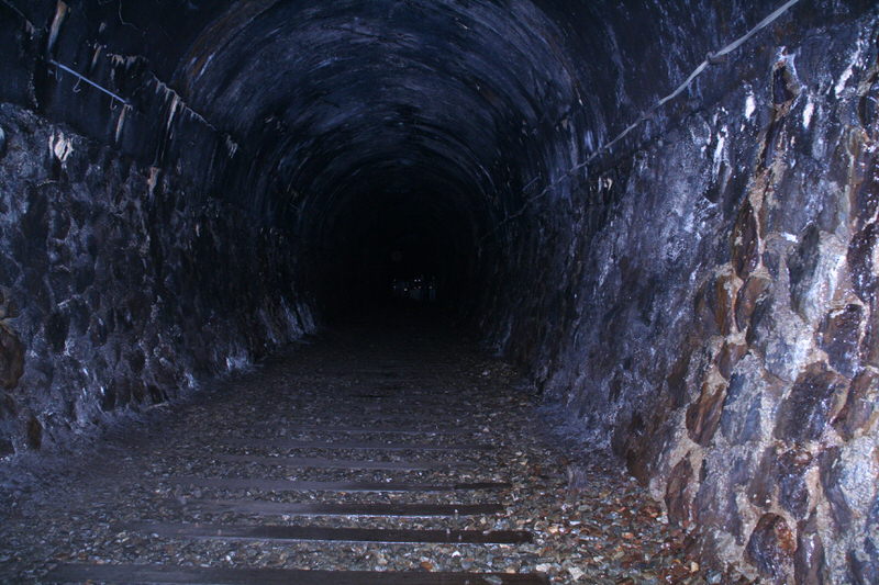 トンネル内には照明はない