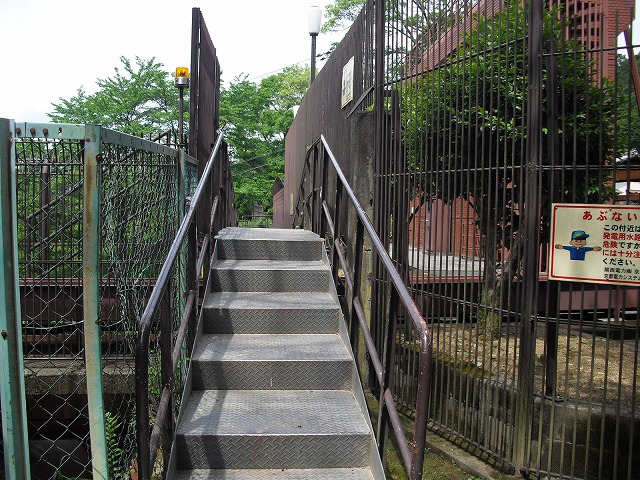 水門の横の階段