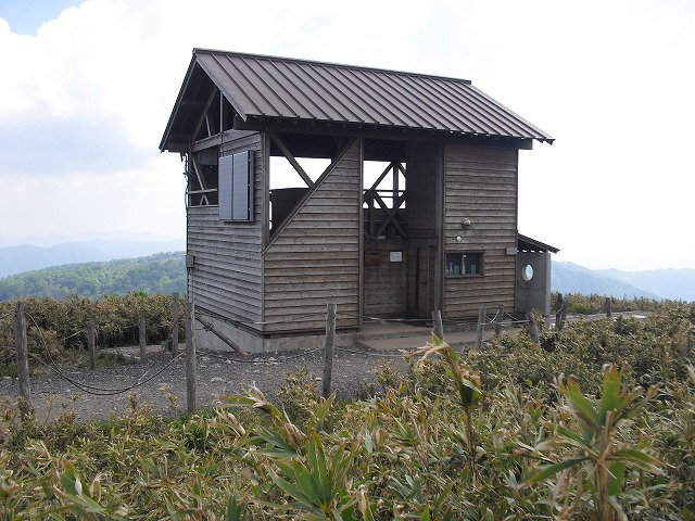 山の上のポツンとあるトイレ