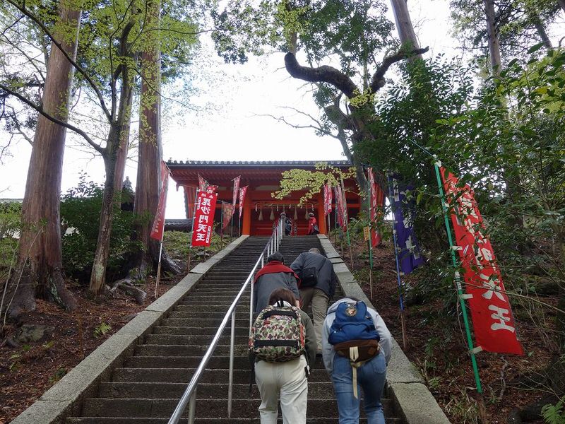 毘沙門堂への急な階段