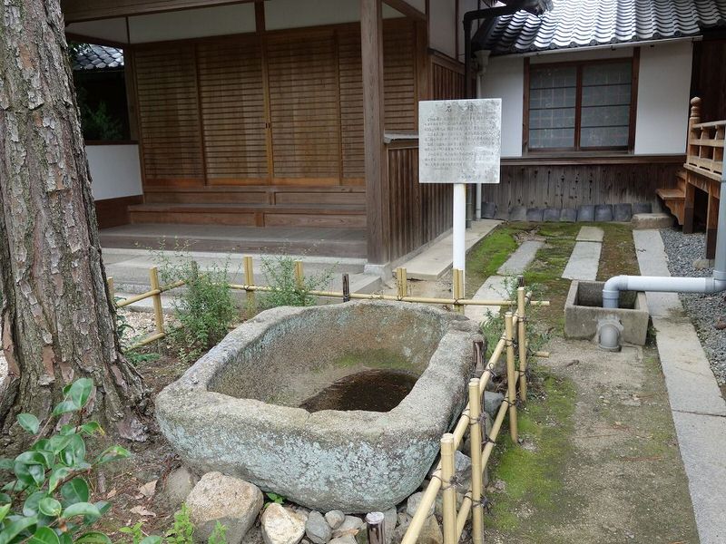 お寺の中に石風呂がある