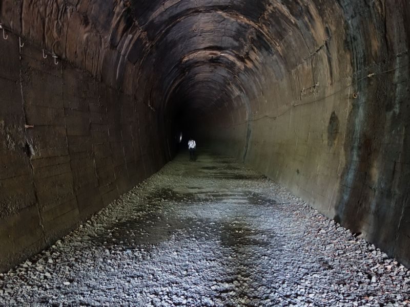 トンネルの中は懐中電灯は必須