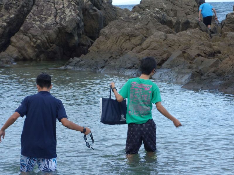 なぜ、あやしいバッグを持って海に入る？